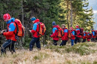 Před smrtí sešla se synem do hustého lesa. Něco takového nepamatuji, říká k tragédii v Krkonoších záchranář - Novinky
